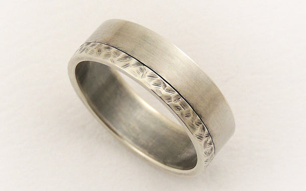 Elegant men's wedding ring